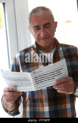 Applying männlichen lesen die konservativen Parteien EU Referendum Umfrage-Broschüre, die aus allen in Großbritannien veröffentlicht wurde. Stockfoto