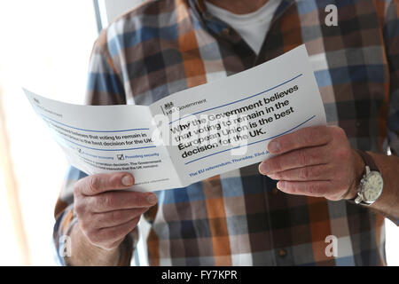 Applying männlichen lesen die konservativen Parteien EU Referendum Umfrage-Broschüre, die aus allen in Großbritannien veröffentlicht wurde. Stockfoto