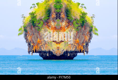 Insel ein Stück Land umgeben von sauberen Meerwasser, Provinz Krabi, THAILAND Stockfoto