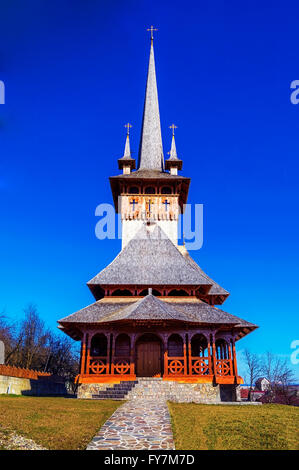 Eine kleine orthodoxe Kirche hergestellt aus Holz und Stein vor einem blauen Himmel. Stockfoto