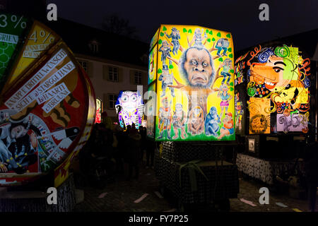 Eines der großen Laternen auf dem großen Platz vor der roten Kirche in Basel (Münster) während der Basler Fasnacht 2016. Stockfoto