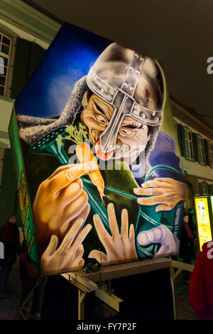 Eines der großen Laternen auf dem großen Platz vor der roten Kirche in Basel (Münster) während der Basler Fasnacht 2016. Stockfoto