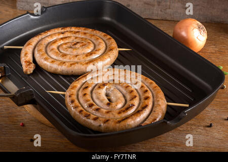 Zwei gegrillte Würstchen auf einer Pfanne Stockfoto