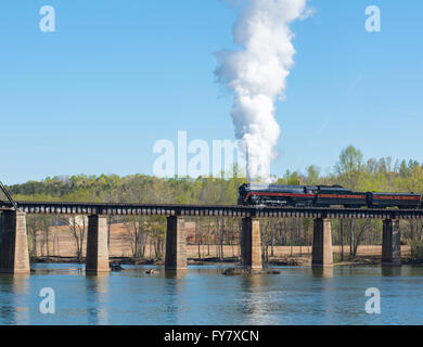 Eisenbahnen: Norfolk & Western 611 Crossing The Catawba River Train Bridge #2 In Color - Catawba, North Carolina Stockfoto