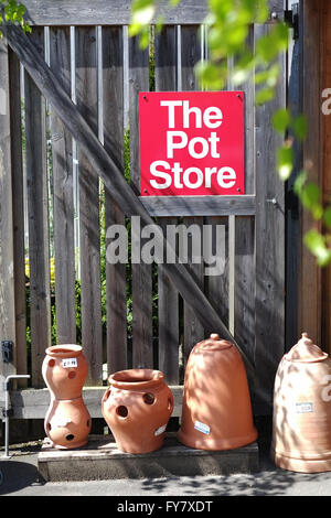 Blumentöpfe in einem Gartencenter, Moreton-in-Marsh, Gloucestershire, England, UK. Stockfoto