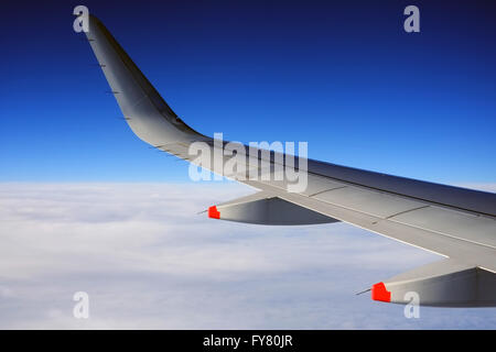 Flügel von einem British Airways Airbus A319 Flugzeug im Flug. Stockfoto