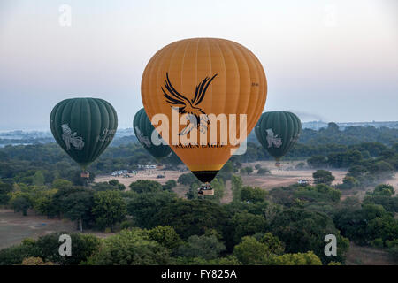 Heißluftballons über ihren Start zeigen Sie auf Old Bagan (Myanmar). Montgolfières au-Dessus de Leur Aire de Décollage À Vieux Tasche Stockfoto