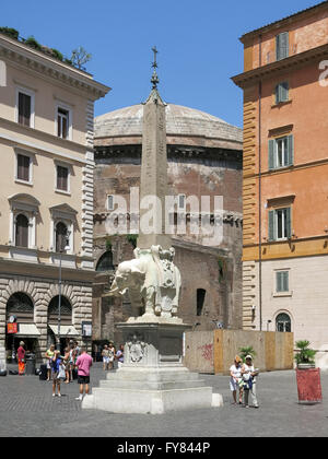 Elefant und Obelisk von Bernini auf der Piazza della Minerva und im Hintergrund das Pantheon, Rom, Italien Stockfoto
