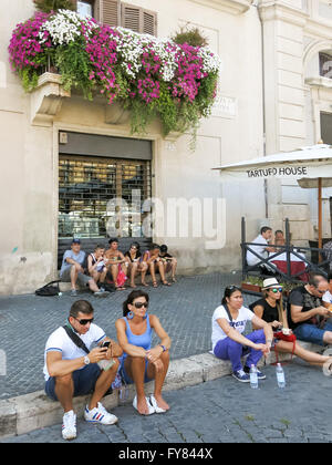 Touristen, die Entspannung am Piazza Navona Platz, Rom, Italien an einem heißen Sommertag im Juli Stockfoto