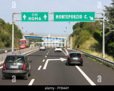 Verkehr auf italienische Autostrada (Autobahn, Autobahn) in der Nähe von Rom in Latium, Italien Stockfoto