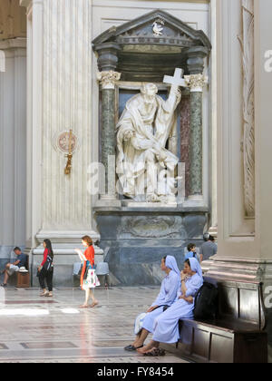 Menschen im Inneren Erzbasilika San Giovanni in Laterano aka Basilica di San Giovanni in Laterano, Rom, Italien Stockfoto