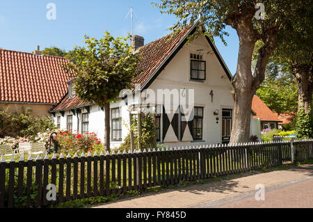 Alte holländische Kommandant Haus in der Stadt Hollum auf-westfriesischen Insel Ameland im Wattenmeer, Friesland, Niederlande Stockfoto