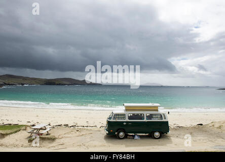 Huisinish Beach Äußere Hebriden. Ein VW Camper Van parkt am Huisinish Beach, Isle of Harris, Äußere Hebriden Schottland GB Stockfoto