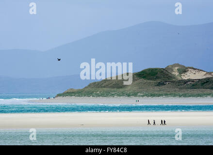 Wanderer auf Luskentyre Strand, Isle of Harris Scotland, UK. Stockfoto