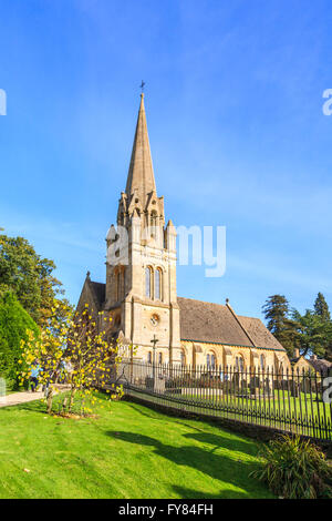 Str. Marys Kirche mit seinen traditionellen Spire, zündeten, Moreton-in-Marsh, Gloucestershire an einem sonnigen Tag mit blauem Himmel Stockfoto