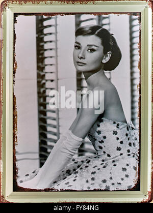 Audrey Hepburn. Vintage Metallic-Plaque Foto der Bildschirm-Ikone Audrey Hepburn Stockfoto