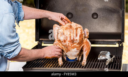 BBQ-Türkei setzen auf ein Bier kann Stockfoto