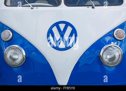 Detail des Logos und der Lichter auf der Vorderseite von blau und Weißer VW Wohnmobil Volkswagen Wohnmobil - VW-Logo-Abzeichen Stockfoto