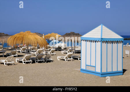 Strand Kabine ausgezogen blau auf weiß und Liegestühle an der Costa Adeje auf Teneriffa in die spanischen Kanarischen Inseln Stockfoto