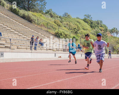 Behinderte Kinderrennen die Southern California Special Olympics statt im La Playa Stadion am Santa Barbara City College. Stockfoto