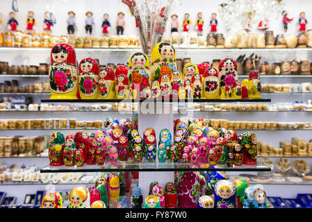 Matroschka Puppen, auch bekannt als eine russische Verschachtelung Puppe oder russische Puppe zum Verkauf an einen Souvenir-shop Stockfoto