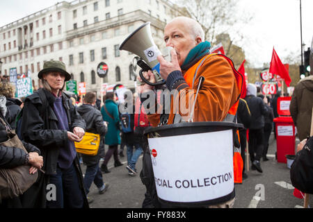 London, Vereinigtes Königreich - 16. April 2016: gegen Sparpolitik März. Die Völker Versammlung organisiert die März und Kundgebung in London und Stockfoto