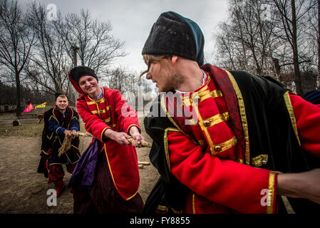 Menschen in ukrainischen Trachten gekleidet spielen folk während der Masleniza Festlichkeiten in Mamayeva Sloboda, Kiew, Ukraine (Foto von Oleksandr Rupeta) Stockfoto