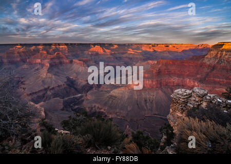 Die letzten Strahlen der untergehenden Sonne leuchtet der Rand des Grand Canyon in Arizona Stockfoto