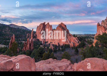 Rosa und blauer Sonnenuntergang erstreckt sich über hoch aufragenden roten Felsformationen im Garten der Götter-Park in der Nähe von Colorado Springs, Colorado Stockfoto