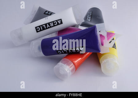 Bunten Acrylfarben in Tuben auf weißem Hintergrund Stockfoto