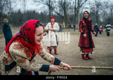 Menschen in Trachten gekleidet feiern Masleniza in ukrainischen Riten in Mamayeva Sloboda, Kiew, Ukraine (Foto von Oleksandr Rupeta) Stockfoto