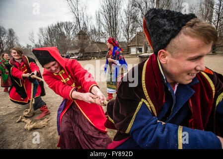 Menschen in Trachten gekleidet feiern Masleniza in ukrainischen Riten in Mamayeva Sloboda, Kiew, Ukraine (Foto von Oleksandr Rupeta) Stockfoto