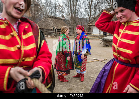 Menschen in Trachten gekleidet feiern Masleniza in ukrainischen Riten in Mamayeva Sloboda, Kiew, Ukraine (Foto von Oleksandr Rupeta) Stockfoto