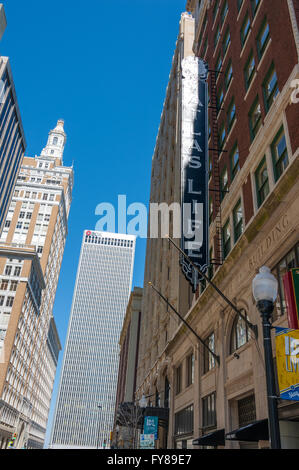 Blick nach oben, der Innenstadt von Tulsa, Oklahoma vor dem historischen Atlas Leben Gebäude auf South Boston Street. USA. Stockfoto