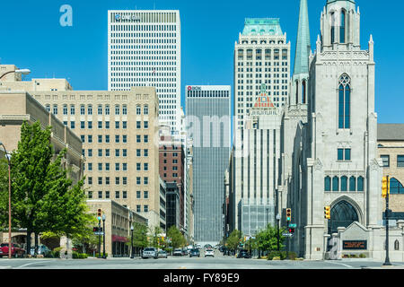 Die Innenstadt von Tulsa, Oklahoma Straßenansicht mit Skyline. Stockfoto