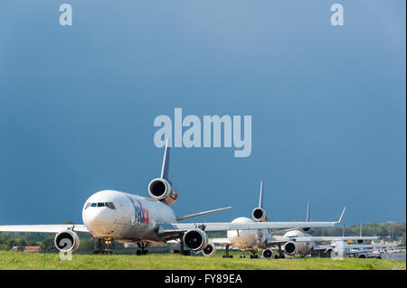 Flotte von FedEx Express Kampfjets vorbereiten nehmen ab am FedEx internationaler Hauptsitz Memphis International Airport. Stockfoto