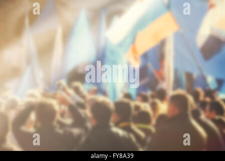 Verwischen Sie unkenntlich Menge politische Tagung jubelnden Publikum mit Blick auf die Bühne und politische Partei unterstützen Stockfoto