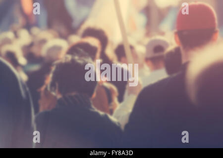 Verwischen Sie unkenntlich Menge politische Tagung jubelnden Publikum mit Blick auf die Bühne und politische Partei unterstützen Stockfoto