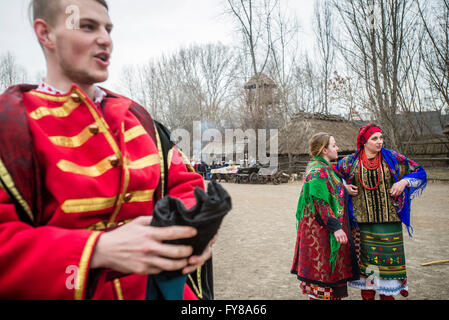 Menschen in Trachten gekleidet feiern Masleniza in ukrainischen Riten in Mamayeva Sloboda, Kiew, Ukraine (Foto von Oleksandr Rupeta) Stockfoto