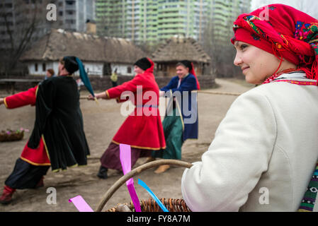 Menschen in Trachten gekleidet feiern Masleniza in ukrainischen Riten in Mamayeva Sloboda, Kiew, Ukraine (Foto von Oleksandr Rupeta) Stockfoto