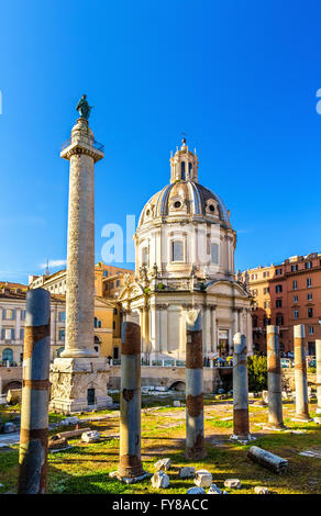 Trajans Spalte und Santissimo Nome di Maria al Foro Traiano Kirche in Rom Stockfoto