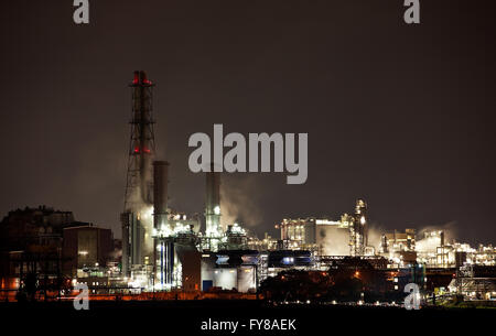 Chemische Fabrik in Ludwigshafen in der Nacht mit Rauch und Dampf Stockfoto