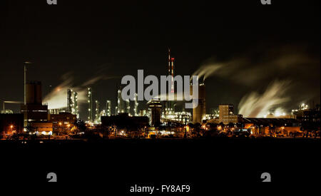 Chemische Fabrik in Ludwigshafen in der Nacht mit Rauch und Dampf Stockfoto