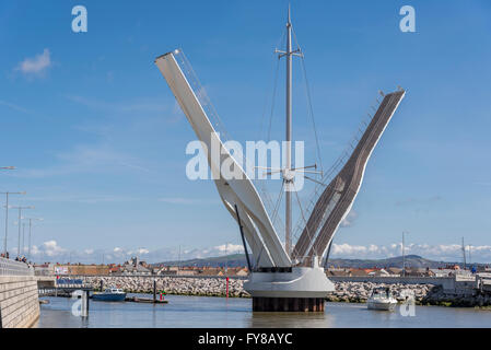Die Pont y Ddraig, die Red Dragon Bridge im Hafen von Rhyl in Denbighshire Nord-Wales. Stockfoto