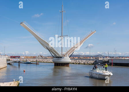 Die Pont y Ddraig, die Red Dragon Bridge im Hafen von Rhyl in Denbighshire Nord-Wales. Stockfoto