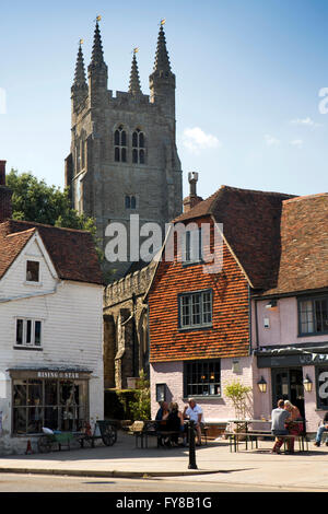 High Street, St Mildred Kirchturm oben Woolpack Inn, Tenterden, Kent, UK Stockfoto