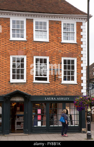 UK, Kent, Tenterden, hohe Straße, Laura Ashley Shop, vorne mit Backstein Effekt mathematische Fliesen mit hölzernen Ecksteine Stockfoto