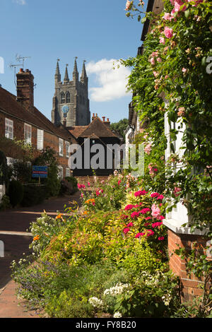 UK, Kent, Tenterden, St Mildred Kirchturm über Glocken Lane historische Gebäude Stockfoto