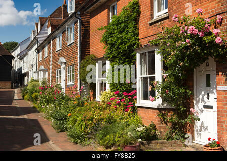 Kent, UK, Glocken Lane, attraktive kleine Blumengärten der Fliese, Tenterden hing Häuser Stockfoto