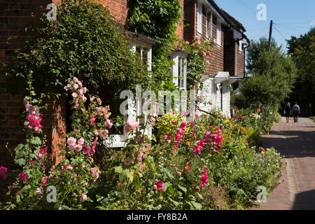 Kent, UK, Glocken Lane, attraktive kleine Blumengärten der Fliese, Tenterden hing Häuser Stockfoto